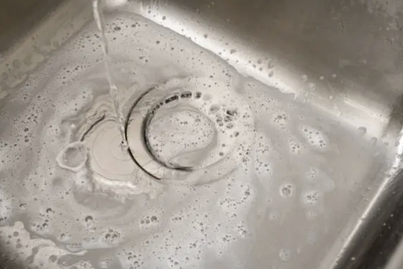 using vinegar and baking soda to clean kitchen sink drains